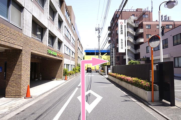 右側の日本通運の先、黄色の建物の交差点を右に曲がります