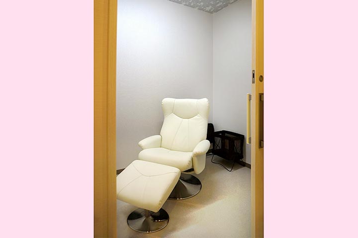 診察室2は採血用ソファーが2台あります